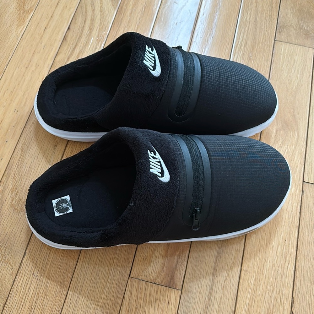 Nike Winter Slippers Burro Black White - size 9